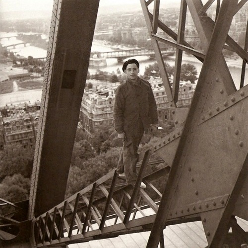 En équilibre sur la Tour Eiffel, Paris, 1940’s.