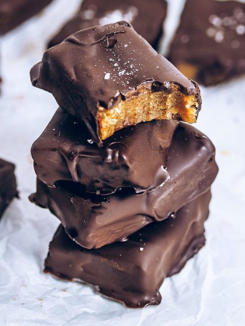 fullyhappyvegan - 4-Ingredient Salted Caramel Fudge!