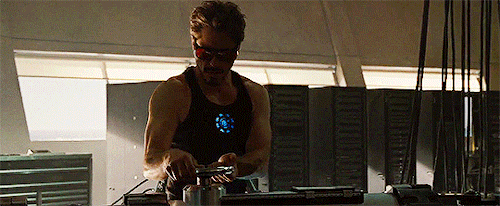 tonystarkz:   Tony Stark + looking hot 