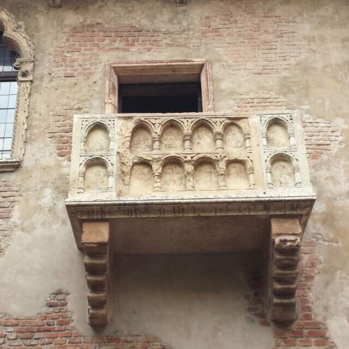 In Questa Bella Verona, Due Casate, Di Pari Nobilt, Si Scagliano, Per Antico Rancore, In Sempre Nuove