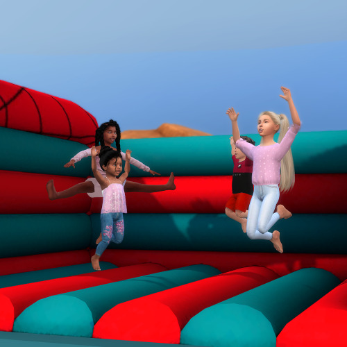 xplatinumxluxexsimsx:Deco Bouncy Castle + PosesSomething a little different (and less ‘lu