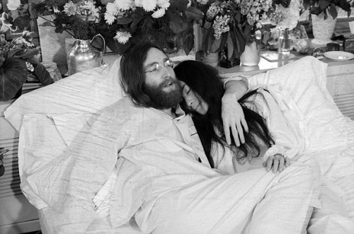 yuzees: Knowing that their wedding would cause a huge stir in the press, John Lennon and Yoko Ono de