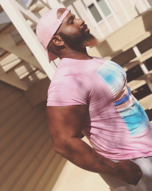 boblvsblkbeards:  dabesticanbe:  🌸🌸  For the best bearded black men follow me!