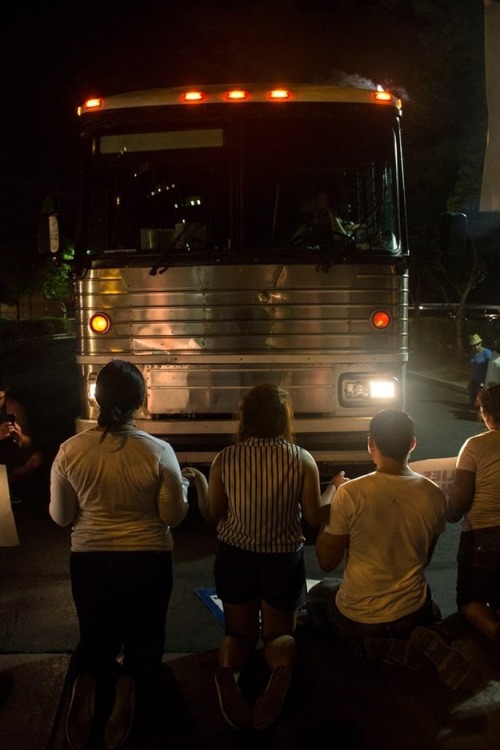 sinidentidades:Powerful Images Of DREAMers Blocking A Bus To Stop The Deportation Of Undocumented Im