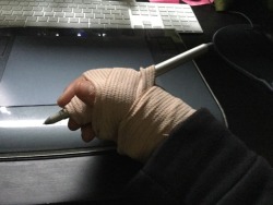 konniwa: wireskull:   honey-rat: guys, i just invented a new way to hold a pen :] AAA HONEYY PLEASE REST   