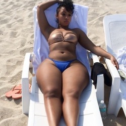 thug2323:  dumptruckthicc:  Thick thighs please!!!!!  Holy shit!