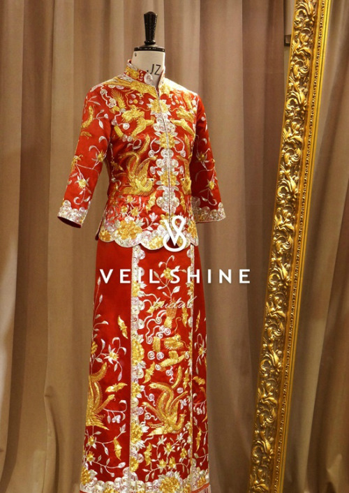 Traditional Chinese wedding dress. Type: 龙凤褂 long-feng-gua.