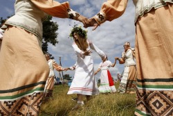 fotojournalismus:  Women take part in the Rusalle festival (the holiday of mermaids) in the village of Sosny, south of Minsk, Belarus on June 30, 2013. The festival is an ancient tradition originating from pagan times, which women sing and dance around