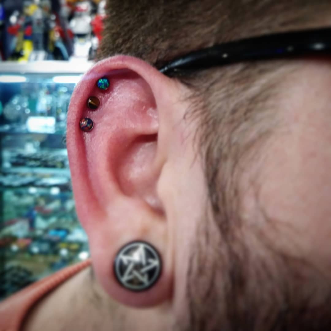 We were able to sneak a picture of these helix piercings during a super busy day! Outer piercings fresh today by Jo, all outfitted with 4pm cabs from @neometaljewelry #robotarmy #robotpiercingandtattoo #piercings #helixpiercings #triplethreat...