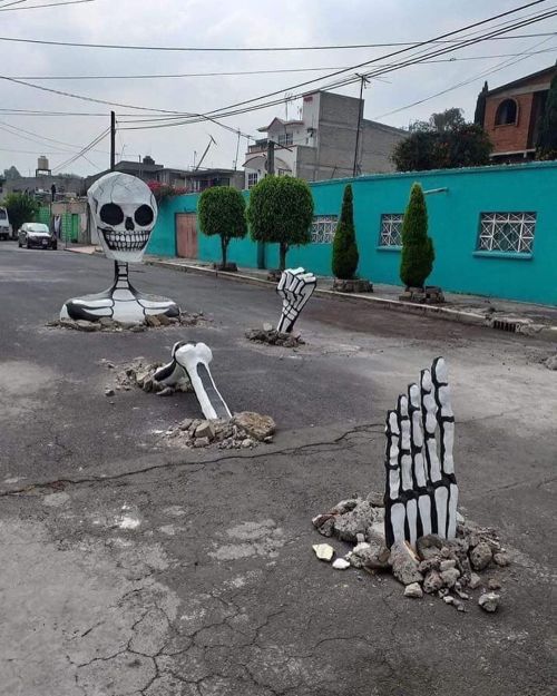 moonjong-starboy: creaturesofnight:An Enormous Skeleton Emerges in the Middle of a Mexican Street fo