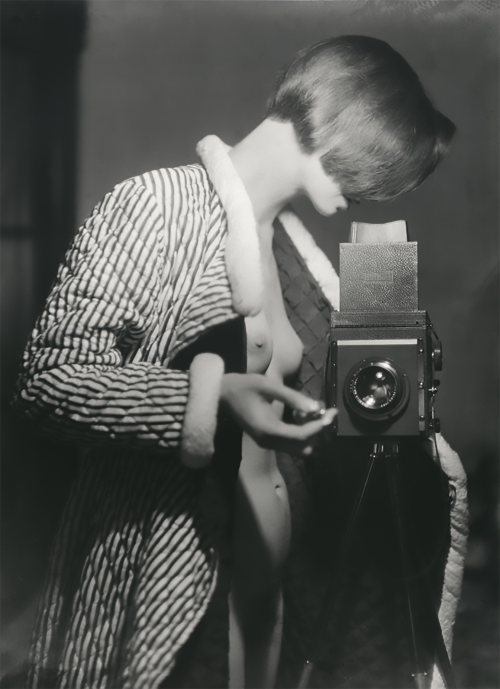 sirensandsatyrs:  Self-portrait made around 1930 by German photographer Marianne Breslauer (1909-2001).