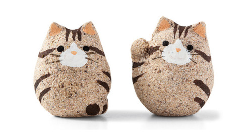 meowoofau:hide and seek cat cookiesDelicious cookies filled with hand crafted cat figurines You’ll w