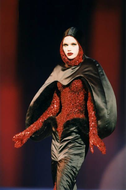 a-state-of-bliss:Diana Gartner @ Thierry Mugler Haute Couture Fall/Wint 1998