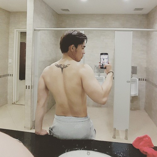 asianhunk-pecs-nips-asses:  Serve you fat and juicy nipples!