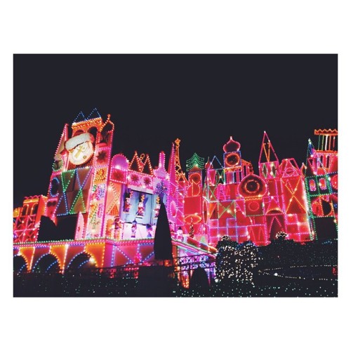 chicquitastyle:✨ #disneyland #itsasmallworld #christmas (at Disneyland)