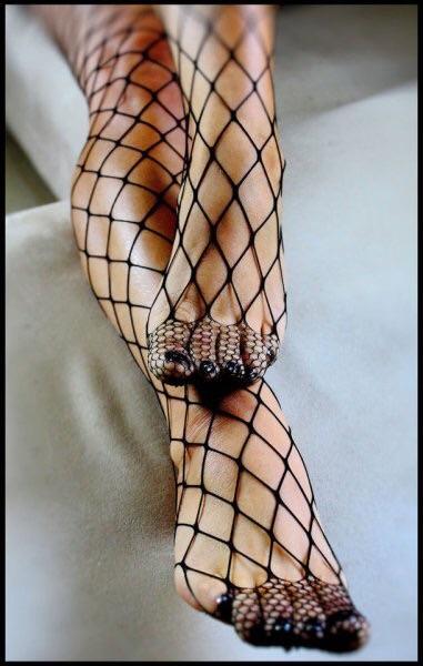 sexy-in-fishnets: Toes in wide fishnets
