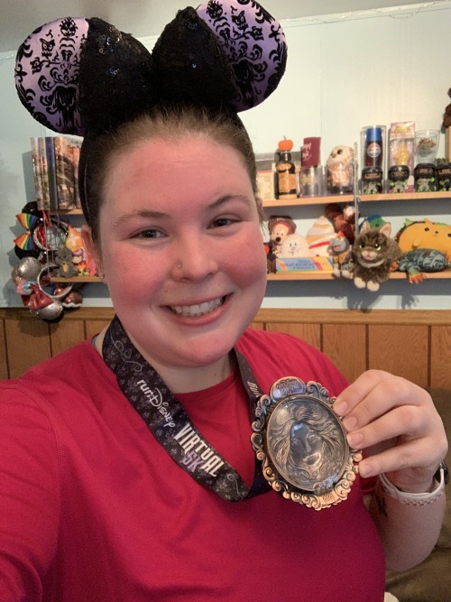 Yesterday I did another 5k! This time it was rundisney’s virtual series, the haunted mansion! Yay! T