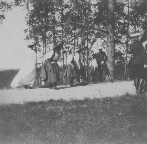 27th July 1910 : Afternoon at the Sobstvennaya dacha in Peterhof Photo 1-2 : The Grand Duchesses wit