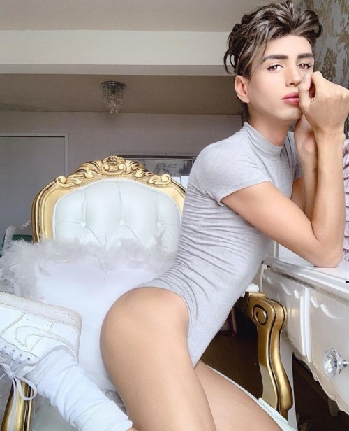 kinkygaypussy: parisian-huntertwink: Femboys, be proud : You’re beautiful. Dream boi