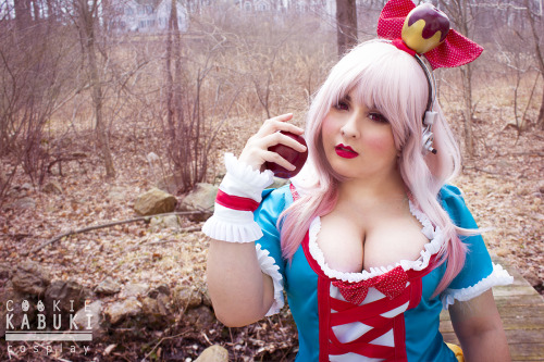 whybecosplay:  Snow White Super Sonico by CookieKabuki Photo by Raspbeary