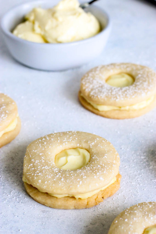 sweetoothgirl:   LEMON CREAM SANDWICH COOKIES