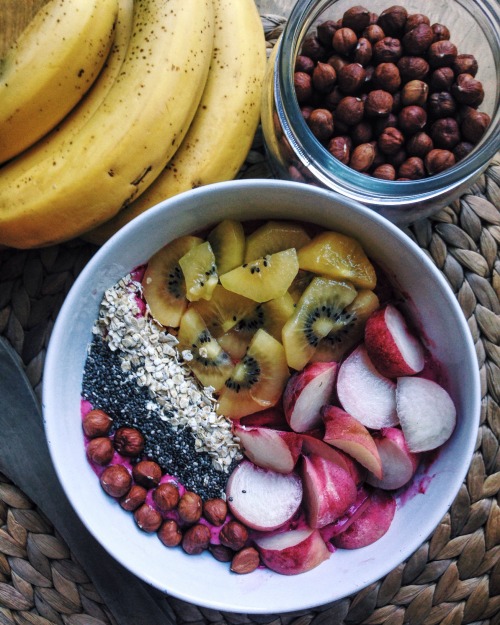 Sunday morning breakfastJust mixed some frozen bananas and rasberries I just can’t get over th