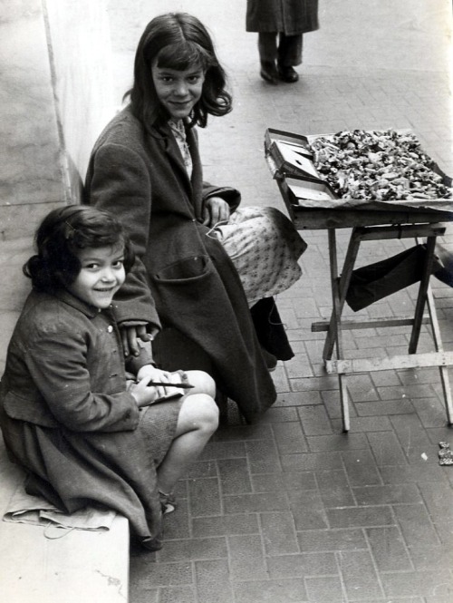 vieuxmetiers:Angelo Novi - Scène de marché, Naples, Italie, 1960.