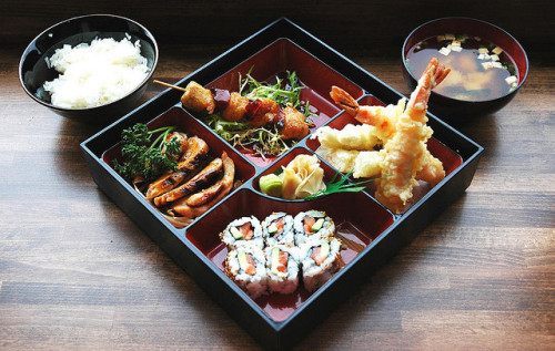 fuckyeahjapanandkorea: Sushi Bento Box by nickbrett 
