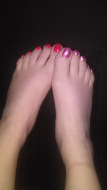 angelpink00: Toes done and ready for the weekend! Pretty