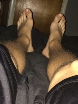 gimmefeet86:  jayman221202: dallasfeet:  “my feet fuckin stink, come here and sniff em bro” -my homeboy  Yum  I’ll come and eat them raw instead ;)