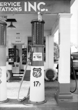 usclibraries:A Union 76 gasoline pump in 1932, when a gallon sold for 17½ cents. (USC Libraries/Dick Whittington Photography Collection)