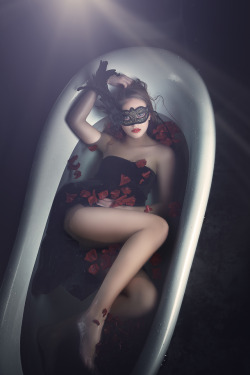 alice-doe: wellgnawed:  followsmokey:  Stunning image. Just beautifully done.  And you might like to imagine that you’re dancing, weaving through the maze of a masquerade ball.  The name of the dance won’t come to your mind, but your partner is leading