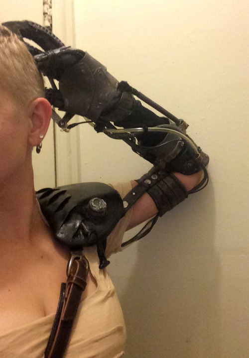 jumpingjacktrash: ceruleancynic: so I did a thing: Imperator Furiosa, taking selfies in a dingy tene