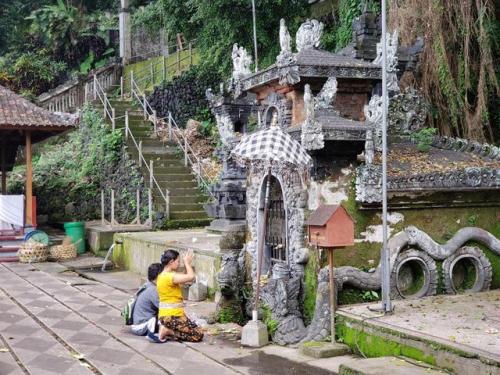Balinese praying at shrine