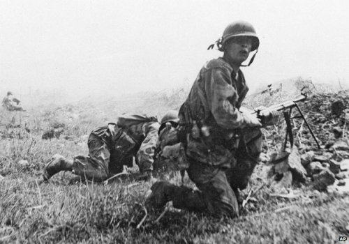 ourforgottenwars:French troops during a counter-attack against the Việt Minh at Dien Bien Phu, March