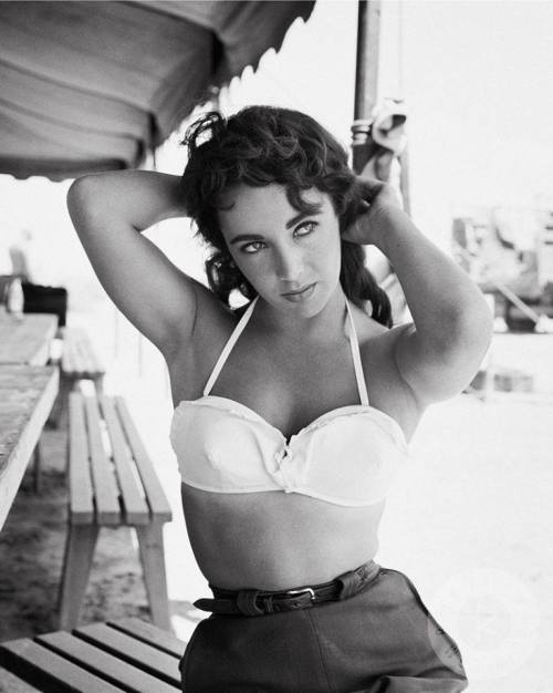 jeanne-art: Elizabeth Taylor photographiée par Frank Worth, Californie, 1955