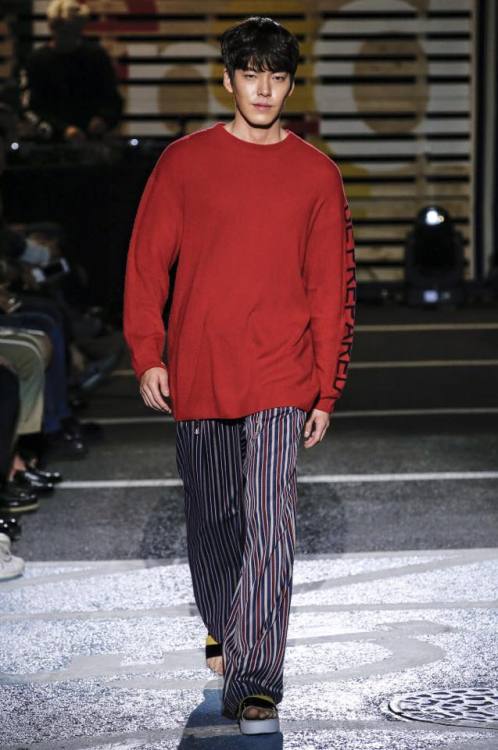 151022 Kim Woo Bin at Sewing Boundaries fashion show Spring/Summer collection “BE PREPARE”source: Se