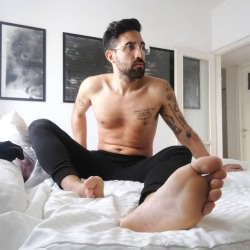 Gayfeetjack2:Yotamtur Sockless, Shirtless, Bearded And Barefoot On The Bed Https://T.co/E7Jxblortagay
