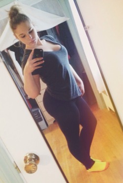 bbwbonanza:  Thick with a bun girlsinyogapants