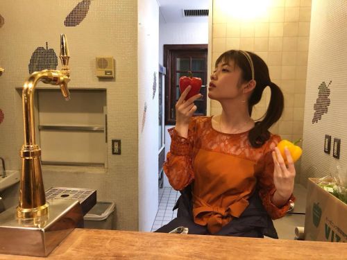 sakamichiclips: 小芝風花 on Instagram 2020.05.30 #美食探偵 #オフショット