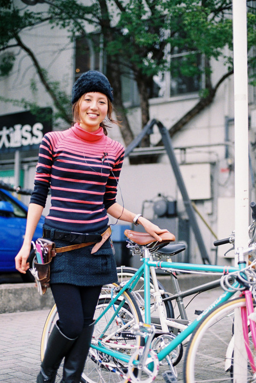 brunettedreams:  bikes-cycling:  take2480:  babesonbikes:  Lovely. Swiped from Flickr.   (via )  (vi