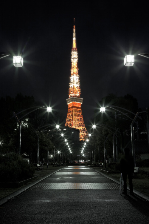 japanesesuburbia:hkdmz:ak47:kml:xtc:Night Street - Tokyo Tower (via cocoip)