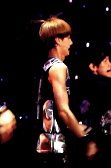 sehunniesmilk:  sehun doing his signature body waves making me fricking jump off