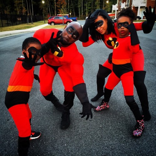 freckledfaceee: youngblackandvegan:robhillsr: The Incredibles black family excellence OMG how cute!!