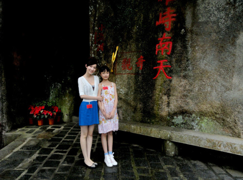 me and my niece go to a rich foreigner&rsquo;s sex party in hainan.
