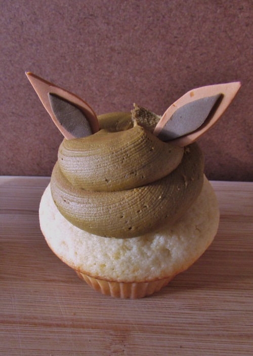 asugarplumfairy:  captnmcd:  Eevee Cupcakes! buttercream swirl with fondant ears/details!   prolly been about 6 months since I have done anything fondant. I also ended up cleaning out my tool box and I threw out all my died up gels so I had only 3 primary