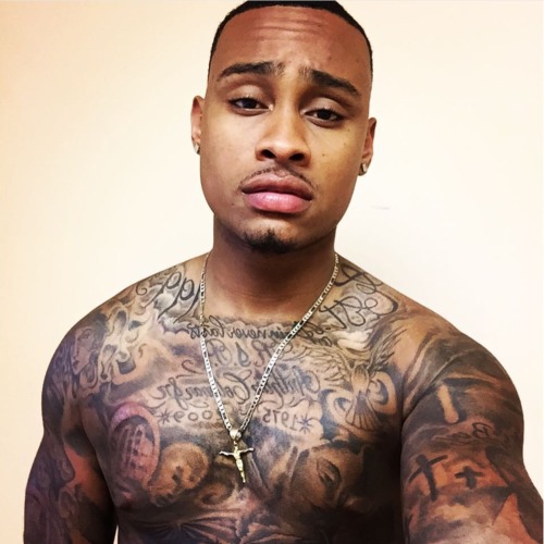 igotyourfav:  scandalousdeliciousness:  dfreak02:  administrativejigga:  Tatted N phyne  😍Lips  Just followed him on Instagram a few days ago, best decision everrr  👀 who  