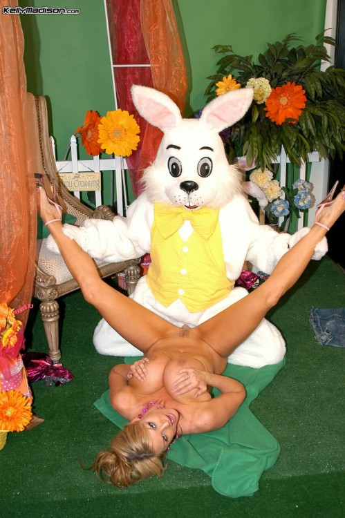 stevieman69:  Kelly madison gets more than an egg from the easter bunny 🐰 