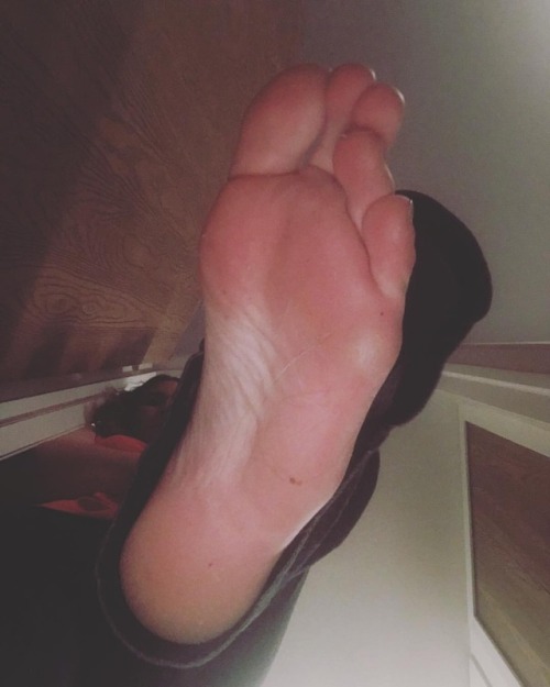 Amazing giantess angle for my wonderful fans  #archqueen #longtoes #bigfeet #sweatyfeet #barefoot #s