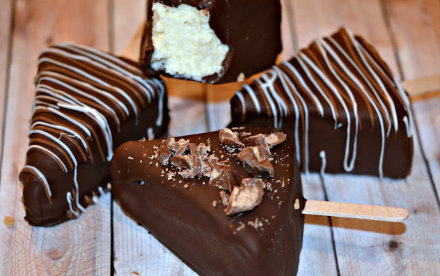 thecakebar:  Chocolate Dipped Slices on a Stick Tutorial